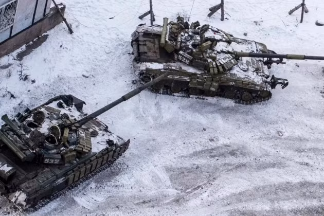 Theo trang Topwar của Nga, từ phía bắc, các nhóm chiến thuật cấp đại đội thuộc Lữ đoàn 114 của Nga, được trang bị xe tăng T-90M và T-72B3M, đang tiến về Avdiivka. Quân Ukraine bị tấn công trên đoạn đường từ Michurin và Timiryazev, tại khu công nghiệp của Nhà máy than cốc (AKHZ).