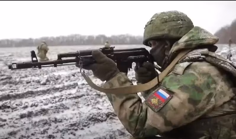 Việc Quân đội Ukraine ở Avdiivka bị bao vây là điều không còn nghi ngờ gì nữa, khi các cuộc tấn công tổng lực của Nga đã thực sự cắt thành phố thành hai phần. Các nguồn tin Ukraine cho biết, con đường cung cấp chính từ ngoài vào thành phố, hiện đã nằm trong tầm ngắm trực tiếp của các đơn vị Nga.