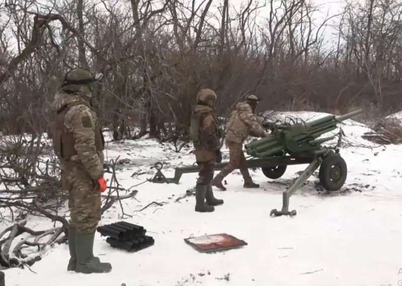 Thảo luận tại cuộc họp liên quan đến các khía cạnh quan trọng của việc Nga có thể cắt đứt hoàn toàn các tuyến đường tiếp tế dẫn từ Lastochkino và Orlovka. Các chuyên gia quân sự Ukraine nhấn mạnh sự cần thiết phải tăng cường ngay lập tức các vị trí phòng thủ trong thành phố và đề xuất điều thêm ít nhất hai lữ đoàn cho nhiệm vụ này.