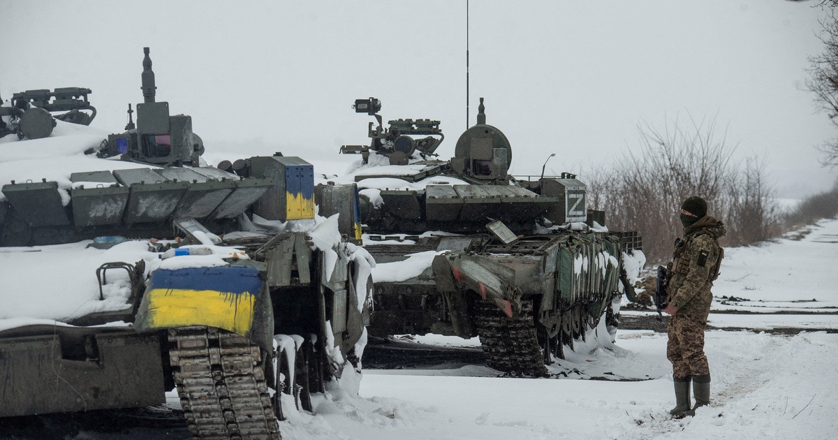 Lý do phần lớn là do các cuộc tấn công của quân Nga vào cơ sở hạ tầng quân sự của Ukraine, bên cạnh đó, là trong quá trình rút lui, Quân đội Ukraine không thể mang theo trang bị, nên đành bỏ lại và bị quân Nga và lực lượng dân quân thân Nga thu làm chiến lợi phẩm.