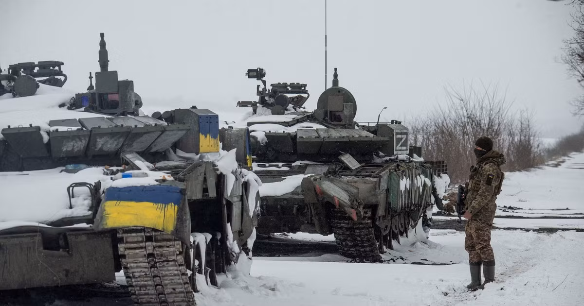 Lý do phần lớn là do các cuộc tấn công của quân Nga vào cơ sở hạ tầng quân sự của Ukraine, bên cạnh đó, là trong quá trình rút lui, Quân đội Ukraine không thể mang theo trang bị, nên đành bỏ lại và bị quân Nga và lực lượng dân quân thân Nga thu làm chiến lợi phẩm.