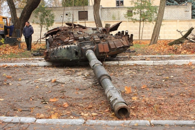 Trong khi đó, "chiến thắng" của Ukraine đã bị “vạch áo” bởi chính tuyên bố của Tổng thống Ukraine Volodymyr Zelensky, khi tình cờ đề cập rằng, quân đội Ukraine “rất cần xe tăng”.