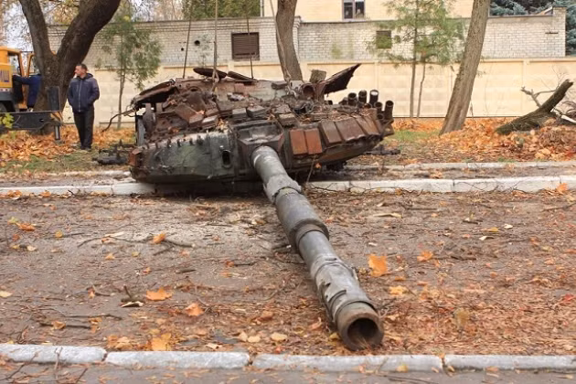 Trong khi đó, "chiến thắng" của Ukraine đã bị “vạch áo” bởi chính tuyên bố của Tổng thống Ukraine Volodymyr Zelensky, khi tình cờ đề cập rằng, quân đội Ukraine “rất cần xe tăng”.