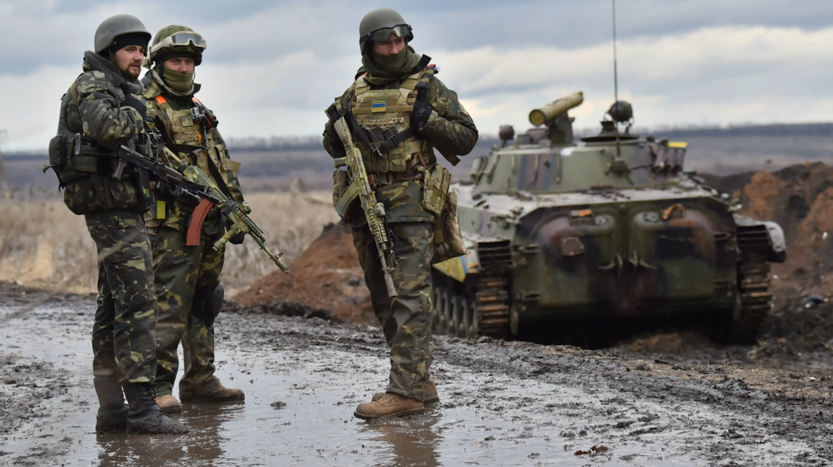 Thị trấn Peski, nằm cách sân bay Donetsk khoảng 2km, là một trong những cứ điểm chính trong tuyến phòng thủ phức tạp của Ukraine ở Donetsk. Khu dân cư này đã được đầu tư xây dựng các công sự phòng ngự kiên cố từ năm 2015.