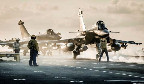 Hiện nay có tổng cộng 1.781 máy bay chiến đấu của NATO được triển khai ở châu Âu, nhưng hơn một nửa trong số đó là máy bay chiến đấu F-16 hoặc Rafale hay Typhoon của châu Âu. Các loại máy bay này đều không có khả năng tàng hình và dễ bị tấn công bởi tên lửa S-300 và S- 400.