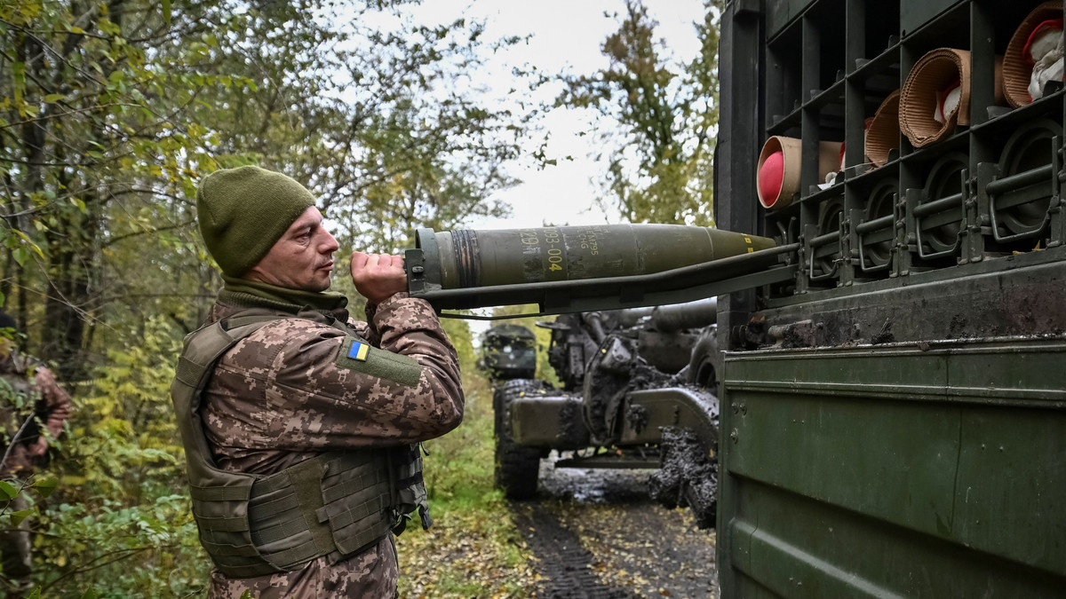 Một lính pháo binh Ukraine chiến đấu ở Avdiivka, trong cuộc phỏng vấn với tờ Politico của Mỹ, xác nhận tình hình khó khăn đối với Quân đội Ukraine. “Trung bình chúng tôi bắn không quá 15 viên đạn pháo mỗi ngày, nếu so với trước đây, có những ngày chúng tôi đã bắn hơn 100 viên và chúng tôi chưa bao giờ có đủ đạn pháo 122mm”.