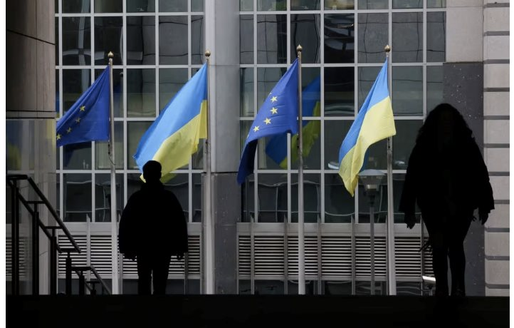  Chiến trường Ukraine lại rơi vào khủng hoảng do pháo kích dữ dội của Quân đội Nga, quân Ukraine thực sự không thể trụ nổi. Bất chấp những khó khăn riêng và lượng lớn người dân xuống đường biểu tình, nghị viện châu Âu vẫn chuyển 50 tỷ euro viện trợ cho Ukraine.