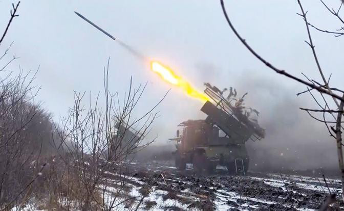 Theo hãng tin CNN/Mỹ, đạn pháo và tên lửa của Nga “chất đống” trong các nhà kho. Nga hiện có số lượng đạn pháo hạng nặng các loại nhiều hơn Ukraine hơn 15 lần; số lượng đạn súng cối các loại khác nhiều gấp 10 lần; số lượng tên lửa của Nga gấp hơn 20 lần so với Ukraine. Trong khi tên lửa do phương Tây viện trợ cho Ukraine về cơ bản không thể tồn tại được lâu. 