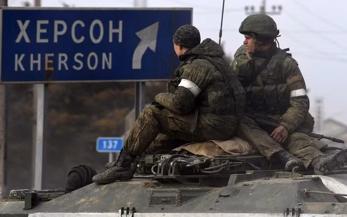 Trong khi đó, các phương tiện truyền thông Thổ Nhĩ Kỳ cho rằng, Quân đội Nga đang rút một số đơn vị thiện chiến từ mặt trận Donbas, để tăng cường cho hướng Kherson và Zaporozhye, nhằm đáp trả cuộc tấn công sắp tới của Quân đội Ukraine.