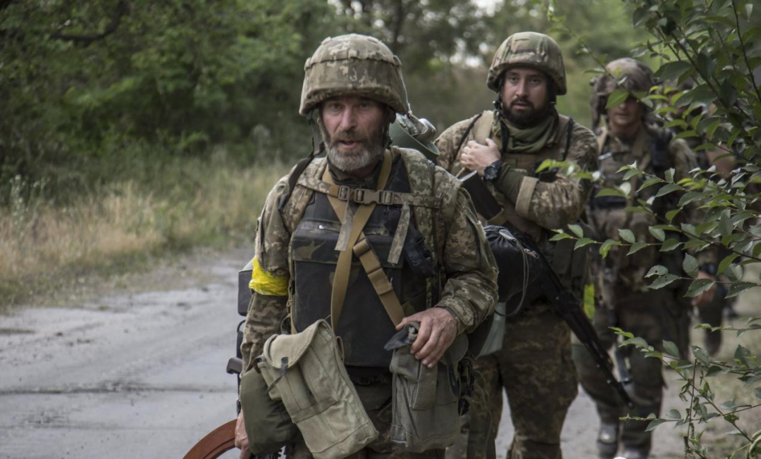 Tuy nhiên Quân đội Ukraine cũng có lợi thế nhất định ở khu vực Kherson, ngoài việc tập trung lực lượng vượt trội, khi được báo cáo công khai rằng, hiện quân Ukraine tại đây có ít nhất 9 lữ đoàn, bao gồm 1 lữ đoàn xe tăng, 1 lữ đoàn pháo binh và 7 lữ đoàn bộ binh. 