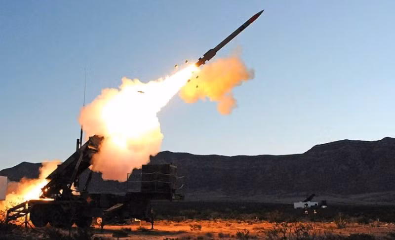 Khi toàn bộ đội hình tấn công của quân đội Ukraine bị tê liệt, pháo binh Nga bắt đầu bắn phá, đánh bại hoàn toàn đội hình tấn công của quân đội Ukraine. Lính Ukraine cho biết, hỏa lực pháo binh Nga cực kỳ dày đặc, đạn bắn dường như vô tận.