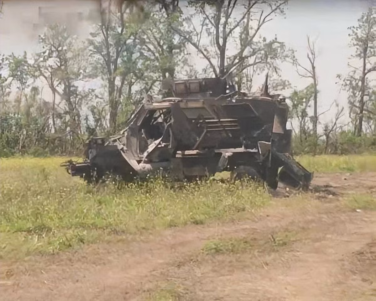 Không còn nghi ngờ gì nữa, trước sự phòng thủ vững chắc của quân đội Nga, các binh sĩ của Ukraine được giao nhiệm vụ tấn công làng Staromayorske đã phải chịu thương vong nặng nề. Trong một lần tấn công các vị trí quân Nga, phía Ukraine điều 10 chiếc xe chống mìn Maxxpro của Mỹ viện trợ; nhưng chỉ có một chiếc quay lại, còn lại đều “mất tích”. 