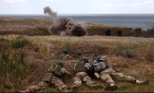 Theo dự đoán, quân đội Ukraine sẽ vẫn tấn công khoảng hai tháng nữa, nhưng một mặt, sức mạnh trang bị của Ukraine đã giảm sút rất nhiều và có xu hướng ngày càng yếu đi. Như vậy khi vũ khí thiếu thốn, tinh thần chiến đấu của binh lính đi xuống, họ khó có thể tạo được đột phá qua hệ thống phòng ngự quá vững chắc của quân Nga.