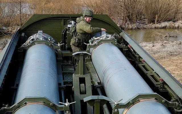 Khi Nga tiếp tục khẳng định vị thế cường quốc quân sự toàn cầu, việc họ triển khai thành công hệ thống tên lửa siêu thanh Zircon phóng từ bệ phóng tên lửa bờ, đánh dấu về khả năng thích ứng với cuộc xung đột với Ukraine hiện nay, biến Zircon thành một vũ khí tiến công bất ngờ, mà Ukraine khó có khả năng đối phó (Nguồn ảnh: Topwar, Sputnik).