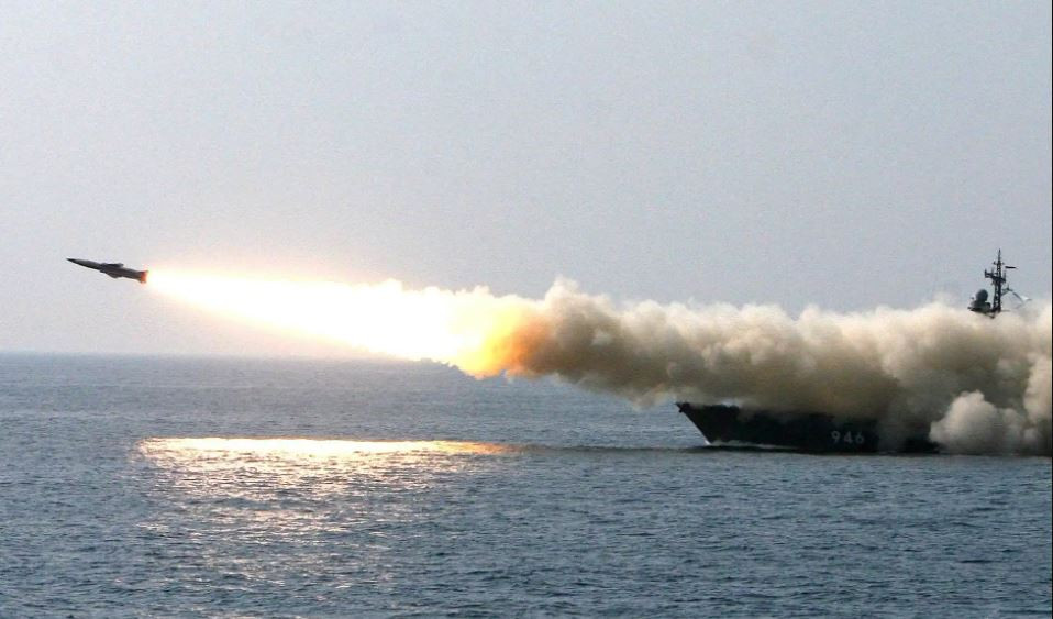 Bộ Quốc phòng Anh tuyên bố thêm rằng, Nga có thể sử dụng cuộc xung đột với Ukraine để thử nghiệm các hệ thống vũ khí mới được đưa vào sử dụng trong các tình huống chiến đấu, nhằm hoàn thiện các hệ thống vũ khí của họ và răn đe các đối thủ tiềm năng.