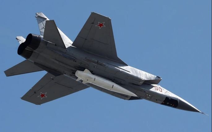 Ông Steve Brown, cựu chuyên gia về tên lửa và xử lý bom của Quân đội Anh, chỉ ra điều hết sức đáng lo ngại, đó là không giống như "cảnh báo sớm" do MiG-31K mang theo tên lửa siêu thanh Dagger khi máy bay cất cánh, hệ thống tên lửa siêu thanh phóng đi từ mặt đất, sẽ không có bất kỳ cảnh báo trước nào. 