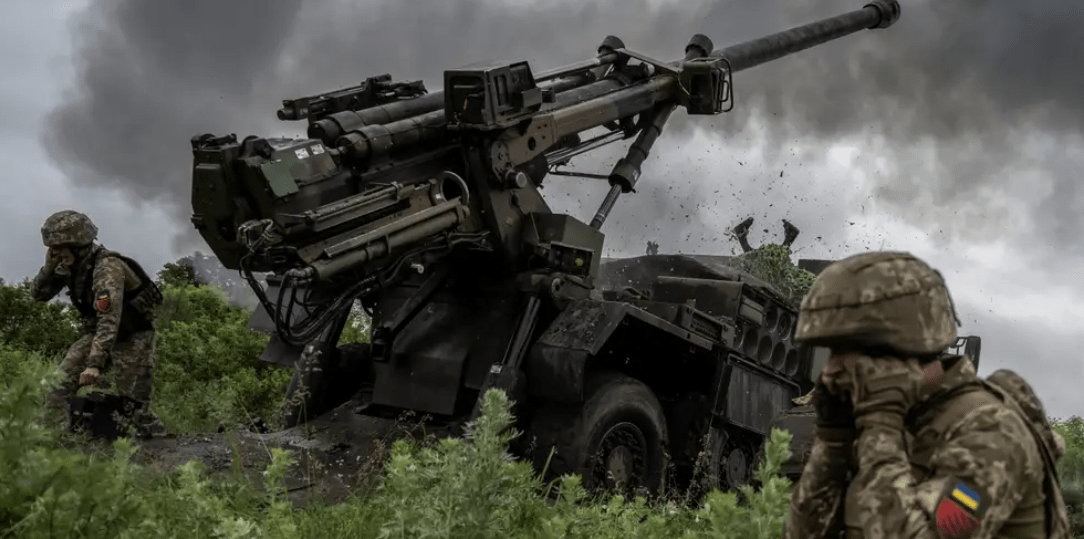 Nhưng khi không có xe tăng, xe bọc thép hỗ trợ hỏa lực, Quân đội Ukraine phải đối mặt với nhiều vấn đề hơn, đó là tình trạng thiếu đạn pháo 155mm dẫn đường chính xác. Điều này khiến phương Tây đặt câu hỏi, liệu quân đội Ukraine có thể đảm bảo hỏa lực pháo binh chính xác, thay cho hỏa lực xe tăng trong quá trình đột kích?