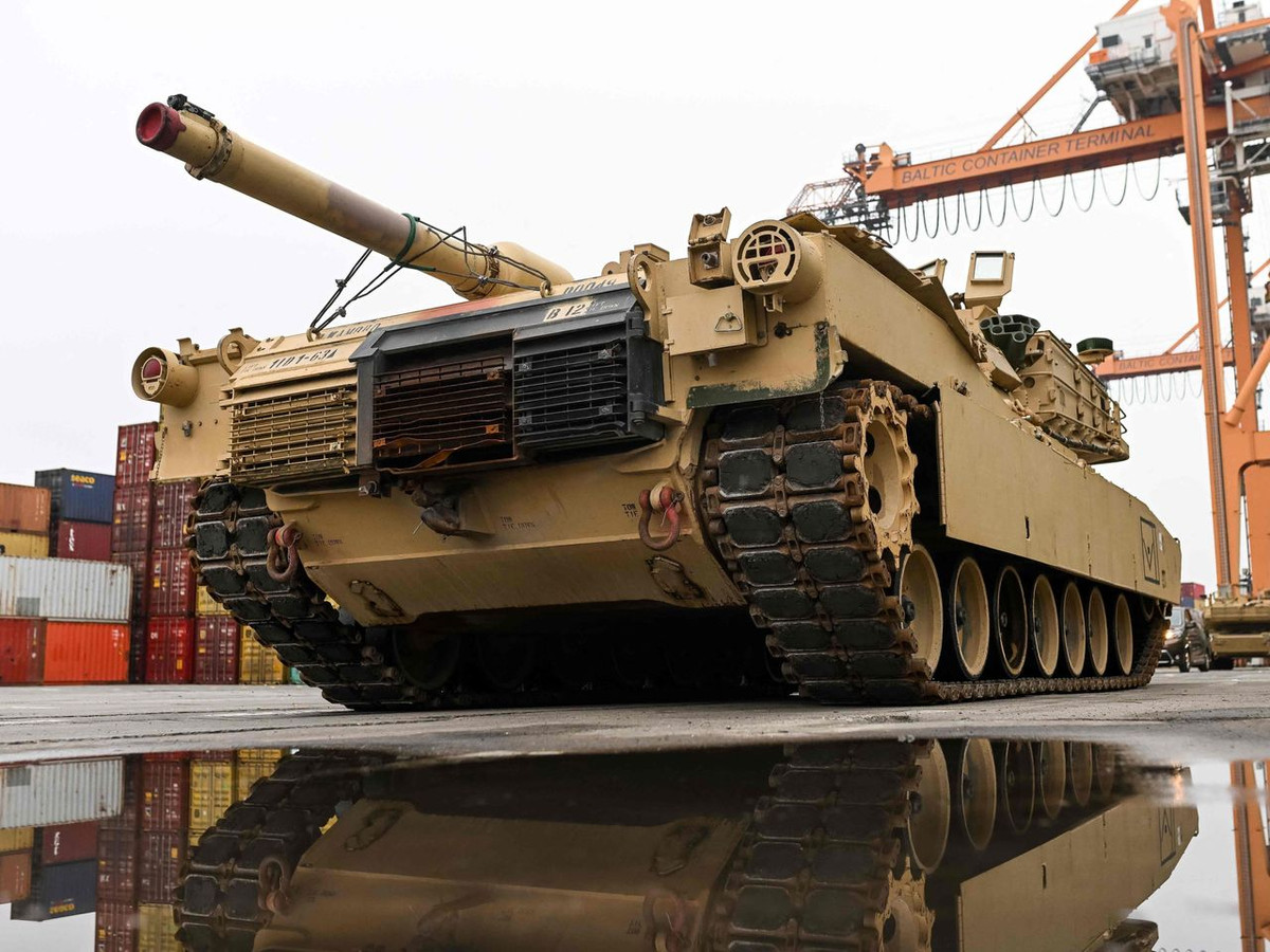 Số xe tăng M1 Abram của Mỹ đã đến Đức vào tháng 4 năm nay thông qua một công ty tư nhân, với mục đích ban đầu là để “huấn luyện” lính Ukraine sử dụng loại vũ khí này. Nhưng giới quan sát cho rằng, việc này chỉ như một cái cớ, để trì hoãn việc giao xe tăng M1 cho Ukraine của Mỹ. 