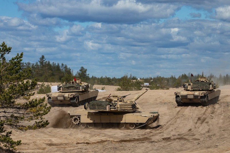 Tuy nhiên, vẫn còn một dấu hỏi lớn cần được trả lời đó là, liệu xe tăng M1 Abram của Mỹ có thể tồn tại được bao lâu trên chiến trường Ukraine. Nên nhớ mẫu xe tăng M1 do Mỹ cung cấp cho Ukraine không phải là các mẫu M1A2 đã được Thủy quân lục chiến Mỹ cho loại biên gần đây, mà là các mẫu M1A1 cũ hơn.