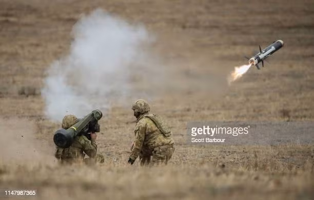 Lãnh đạo Ukraine đã phát biểu với nhà báo của kênh truyền hình Five về những ưu điểm của tên lửa Javelin; họ ca ngợi độ chính xác cao, khả năng ngắm bắn mục tiêu độc lập và tên lửa tự bay tới mục tiêu.