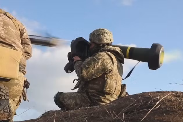 Mỹ đã cung cấp cho Ukraine nhiều loại vũ khí và trang thiết bị, bao gồm cả tàu tuần tra và một số loại vũ khí khác. Vào năm 2017, chính quyền dưới thời Tổng thống Donald Trump đã phê duyệt việc chuyển giao hệ thống tên lửa chống tăng Javelin cho Kiev.