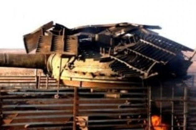 Trước đó Quân đội Ukraine đã thử nghiệm hệ thống tên lửa chống tăng Javelin chống lại các xe tăng được trang bị giáp lồng đặc biệt trên tháp pháo. Theo Quân đội Ukraine, phương pháp bảo vệ này cực kỳ kém hiệu quả, khi tên lửa Javelin từ khoảng cách 1,5 km, đã xuyên qua cả hệ thống phòng thủ và tháp pháo của xe tăng. Nguồn ảnh: Pinterest.