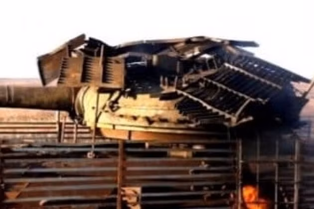 Trước đó Quân đội Ukraine đã thử nghiệm hệ thống tên lửa chống tăng Javelin chống lại các xe tăng được trang bị giáp lồng đặc biệt trên tháp pháo. Theo Quân đội Ukraine, phương pháp bảo vệ này cực kỳ kém hiệu quả, khi tên lửa Javelin từ khoảng cách 1,5 km, đã xuyên qua cả hệ thống phòng thủ và tháp pháo của xe tăng. Nguồn ảnh: Pinterest.