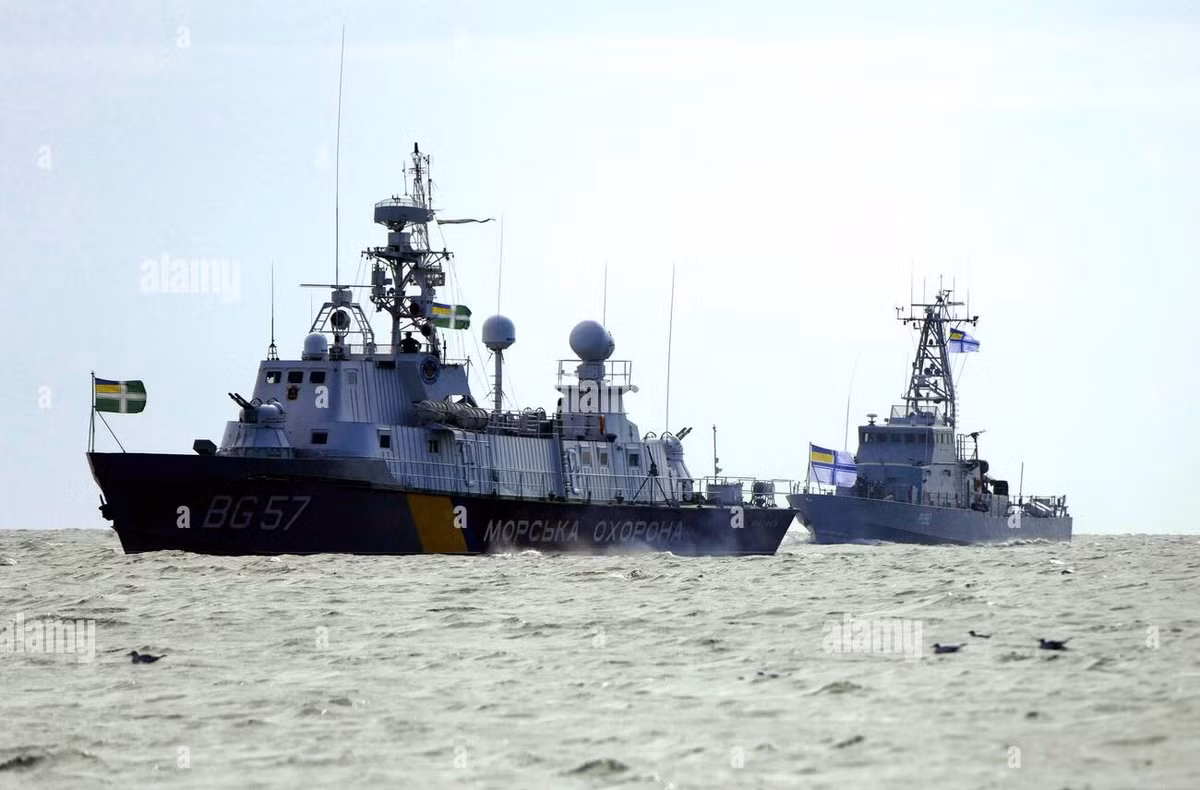 Theo thông tin chính thức, có thể có tới 30 thành viên thủy thủ đoàn trên tàu trinh sát Pereyaslav của Hải quân Ukraine; tuy nhiên hiện tại, vẫn chưa có thông tin về số phận của họ.