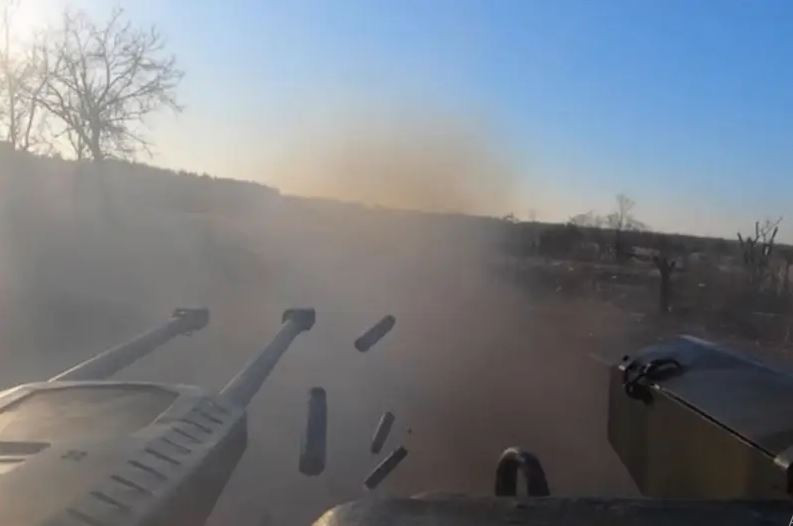 Hãng tin Ukraine Ukrinform trích bản cập nhật được Tổng tư lệnh Lực lượng Vũ trang Ukraine, Tướng Syrskyi gửi cho Tổng thống Zelensky, cho biết tình hình chiến sự ở hai hướng Kurakhove và Kupyansk vẫn căng thẳng nhất tiền tuyến. Ở hướng Kurakhove, quân Nga tổ chức tấn công các vị trí phòng thủ của quân Ukraine 36 lần và quân Ukraine đã đẩy lui 30 cuộc tấn công. 