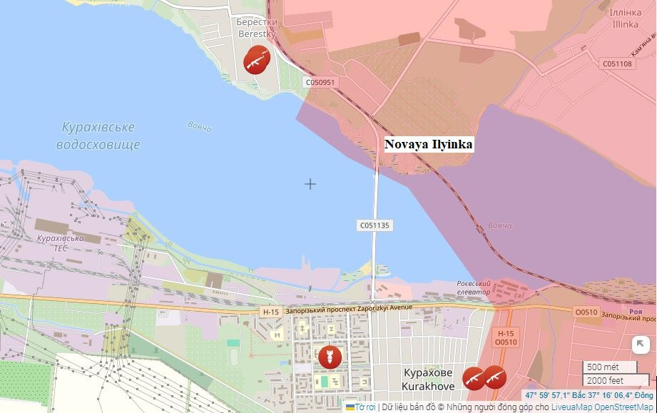 Làng Novaya Ilyinka rất nhỏ, nằm ở hữu ngạn hồ chứa Kurakhovskoye, giữa làng Ilyinka và Berestki. Điều đáng chú ý là tại Novaya Ilyinka có cây cầu đường sắt đi qua; tuy nhiên cây cầu này đã bị tê liệt vào cuối tháng 3 năm nay, bởi đòn tấn công bằng tên lửa có điều khiển từ pháo phản lực phóng loạt Uragan của Lữ đoàn pháo binh cận vệ 238.