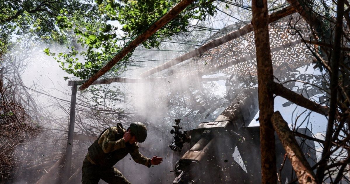 Thông tin từ trang Avia cũng cho biết, Quân đội Ukraine ở trong thành phố vẫn tiếp tục kháng cự, cố gắng giữ các vị trí trọng yếu. Tuy nhiên, các đơn vị Nga đang có những bước đi tích cực, nhằm mở rộng khu vực chiếm đóng, trong đó có việc tiến về phía trung tâm hành chính thành phố.