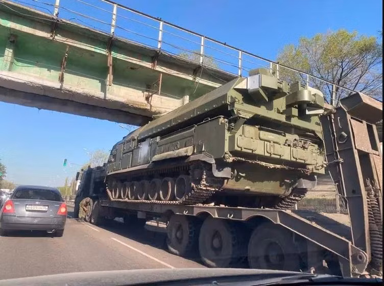 Ngoài ra, để tiến hành các cuộc tấn công chính xác hơn vào các trận địa pháo binh Ukraine, số lượng radar chống pháo Zoopark được quân đội Nga triển khai xung quanh Avadivka đã tăng mạnh. Loại radar trinh sát pháo binh này có thể nhanh chóng phát hiện các trận địa pháo binh của Ukraine khi khai hỏa, rồi thông báo tọa độ chính xác để hỏa lực Nga tiêu diệt. 