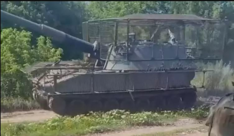 Lính Ukraine cho biết, trước đây nếu quân đội Nga điều 10 xe bọc thép thành lập đơn vị xung kích, thì quân đội Ukraine sẽ sử dụng pháo binh tầm xa tấn công. Nhưng hiện nay do không đủ đạn pháo, nên họ không còn khả năng sử dụng pháo binh để chặn lực lượng cơ giới của Nga.