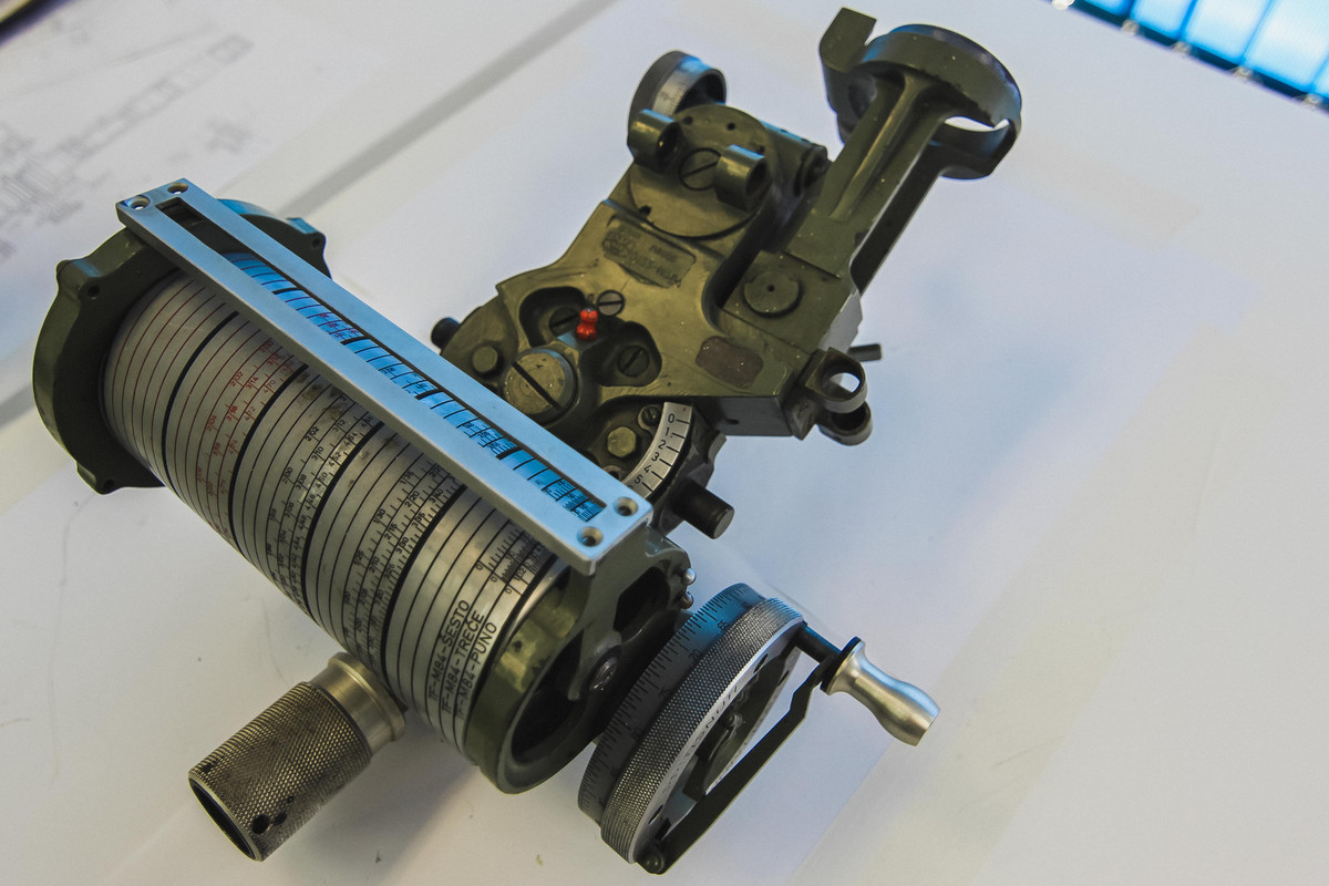 Pháo D-30 122mm chỉ được trang bị thiết bị điều khiển hỏa lực đơn giản và không có máy tính điều khiển hỏa lực hay bộ điều khiển hỏa lực tự động. Tất cả phần tử bắn được pháo thủ thao tác thủ công. 