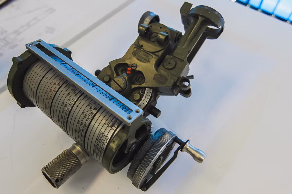 Pháo D-30 122mm chỉ được trang bị thiết bị điều khiển hỏa lực đơn giản và không có máy tính điều khiển hỏa lực hay bộ điều khiển hỏa lực tự động. Tất cả phần tử bắn được pháo thủ thao tác thủ công. 