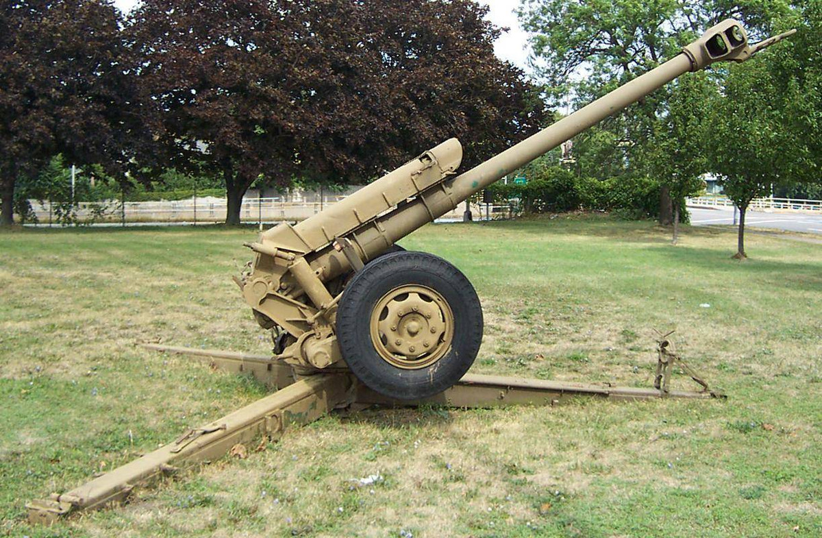 Pháo D-30 là loại pháo xe kéo, được Liên Xô phát triển dựa trên mẫu pháo M-30. Tháng 4/1954, Hội đồng Bộ trưởng Liên Xô ra nghị quyết yêu cầu Cục Thiết kế Pháo binh số 9 phát triển mẫu pháo thay thế M-30.