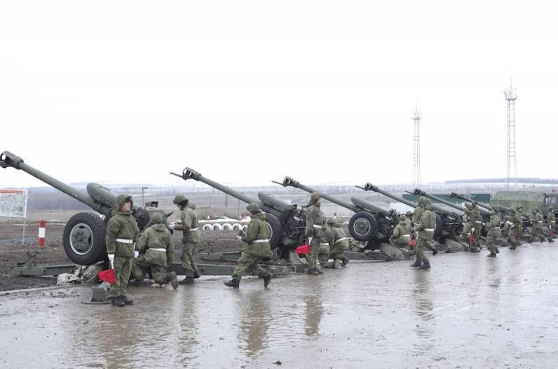 Năm 1963, lựu pháo D-30 được sản xuất hàng loạt và trang bị cho quân đội Liên Xô nên loại pháo này còn có tên gọi là pháo kéo 122mm M1963. Loại pháo này chủ yếu được trang bị ở tiểu đoàn lựu pháo của trung đoàn bộ binh cơ giới Liên Xô và trung đoàn pháo binh của sư đoàn bộ binh cơ giới, xe tăng và dù.