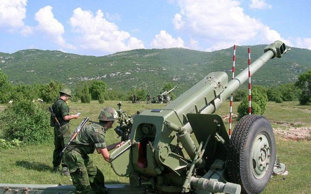 Mỗi tiểu đoàn trang bị pháo D-30 có 18 khẩu, có nhiệm vụ yểm trợ hỏa lực cho các đơn vị cấp trung đoàn. Việc đưa vào biên chế pháo D-30, quả thực đã khiến bộ binh cơ giới Liên Xô có hỏa lực mạnh hơn hỏa lực cấp trung đoàn Mỹ rất nhiều; điều này đã bù đắp phần lớn cho sự thiếu hụt quân số và hỗ trợ hỏa lực không quân của quân đội Liên Xô.