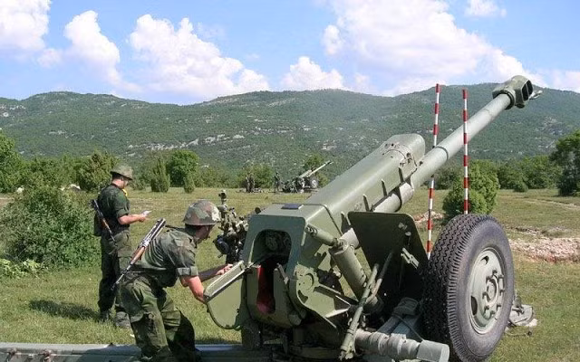 Mỗi tiểu đoàn trang bị pháo D-30 có 18 khẩu, có nhiệm vụ yểm trợ hỏa lực cho các đơn vị cấp trung đoàn. Việc đưa vào biên chế pháo D-30, quả thực đã khiến bộ binh cơ giới Liên Xô có hỏa lực mạnh hơn hỏa lực cấp trung đoàn Mỹ rất nhiều; điều này đã bù đắp phần lớn cho sự thiếu hụt quân số và hỗ trợ hỏa lực không quân của quân đội Liên Xô.