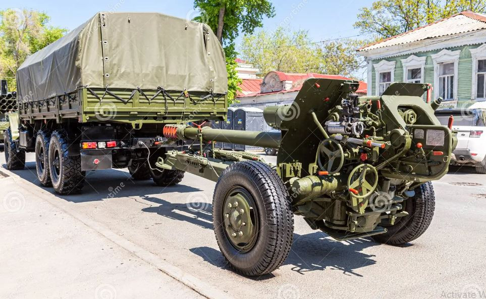 Pháo D-30 có tổng trọng lượng chiến đấu 3,2 tấn, tốc độ cơ động trên đường nhựa 60 km/giờ, tốc độ cơ động trên đường dã chiến 25 km/giờ; sử dụng đạn tăng tầm có tầm bắn tối đa 21,9 km. Đánh giá theo tiêu chuẩn thời đó, D-30 quả thực đứng đầu thế giới, so với pháo 105mm của các đơn vị cấp trung đoàn phương Tây cùng thời, pháo D-30 có lợi thế rõ ràng cả về tầm bắn và sức mạnh.