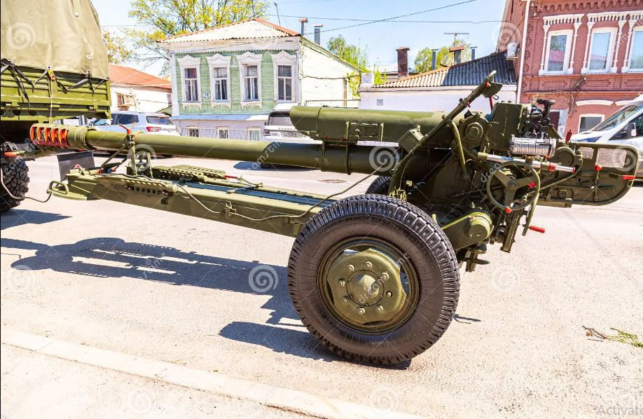 Lựu pháo D-30 có cấu tạo đơn giản. Ba càng pháo đồng thời là bệ đỡ của pháo, cho phép bắn các mục tiêu với góc hướng 360 độ là những đặc điểm bên ngoài đáng chú ý nhất, giúp phân biệt nó với các loại pháo khác. Ba càng pháo khi ở tư thế hành quân, được gấp lại dưới nòng pháo. 