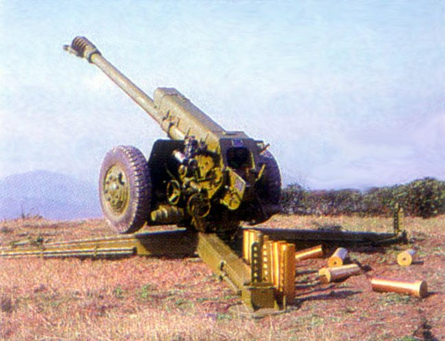 Pháo D-30 sử dụng khóa nòng dọc bán tự động, nên cho tốc độ bắn nhanh hơn pháo M-30 cũ, tốc độ bắn gấp có thể đạt 8 phát/phút, tốc độ bắn thông thường là 6 phát/ phút và khi bắn tốc độ đều là 4 phát/phút. Pháo sử dụng loa giảm giật đầu nòng kiểu va đập phản lực 2 khoang. 