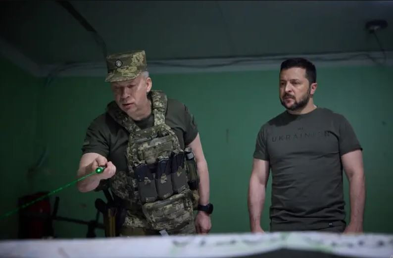 Chuyên gia quân sự Nga Yuri Puerto cho rằng, nguyên nhân khiến Quân đội Ukraine giữ vững các vị trí ngoại vi phía nam có thể là do họ có kế hoạch tái ổn định tình hình ở tuyến phòng thủ phía nam, hoặc rút về thành phố một cách có tổ chức.