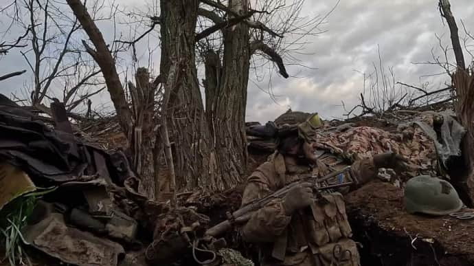 10. Việc mất xe tăng M1A1 không phải là điều tồi tệ nhất, quân Ukraine buộc phải tung những đơn vị tinh nhuệ nhất vào khu vực này để làm giảm tốc độ tiến quân của Nga. Cho tới nay, động thái này của họ đang có hiệu quả, nhưng vũ khí đã cạn, liệu Ukraine sẽ duy trì được bao lâu, nếu không có thêm viện trợ từ Mỹ?