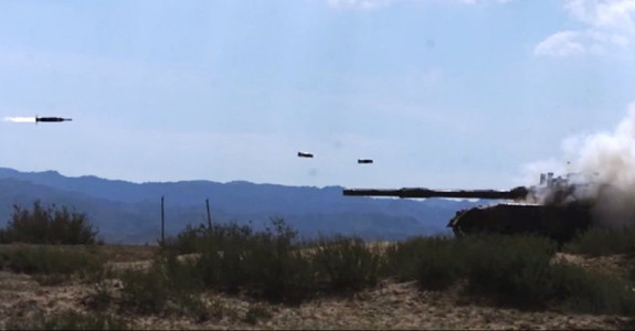 Ông Litovkin cho biết: “Thiết kế quan trọng của tên lửa Kornet là trang bị cả hai loại đầu đạn; loại đạn đầu tiên phóng hai tên lửa song song trước – sau, giúp loại bỏ hệ thống bảo vệ chủ động đánh chặn như Iron Fist do IMI. 