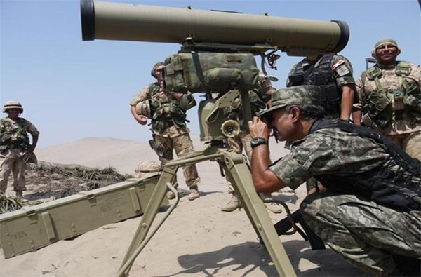 Ngoài ra tên lửa chống tăng Kornet còn có khả năng vượt qua cả các hệ thống bảo vệ thụ động như đạn khói, hay mồi bẫy hồng ngoại, thường trang bị trên các loại xe bọc thép hiện nay. 