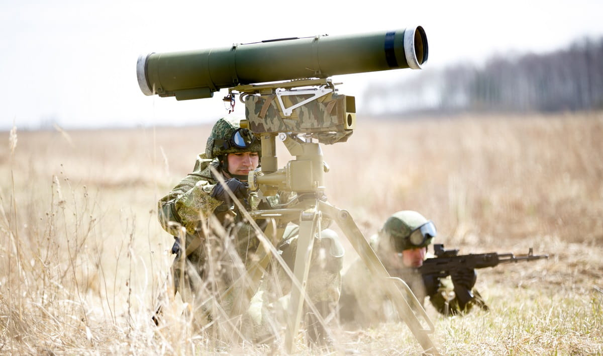 Litovkin phát biểu với hãng thông tấn TASS của Nga, tên lửa Kornet có thể phóng đạn song song trước - sau, cụ thể là hai tên lửa có thể được phóng cùng lúc, trong một hệ thống điều khiển và chỉ huy duy nhất, để xuyên thủng hệ thống bảo vệ chủ động của xe tăng đối phương. 