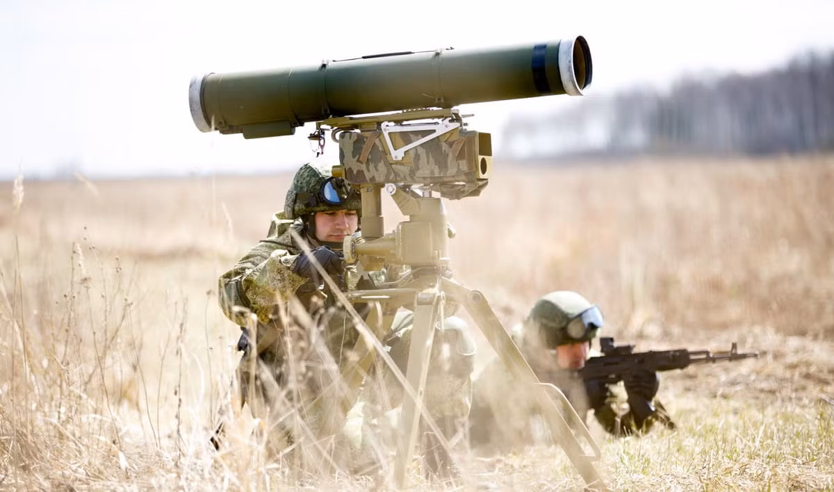 Litovkin phát biểu với hãng thông tấn TASS của Nga, tên lửa Kornet có thể phóng đạn song song trước - sau, cụ thể là hai tên lửa có thể được phóng cùng lúc, trong một hệ thống điều khiển và chỉ huy duy nhất, để xuyên thủng hệ thống bảo vệ chủ động của xe tăng đối phương. 