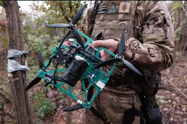 Việc ứng dụng công nghệ UAV ngày càng trở nên quan trọng trong chiến tranh hiện đại, nó có thể thực hiện các đòn tấn công chính xác trong môi trường chiến đấu phức tạp và khó bị đối thủ phát hiện, đánh chặn.