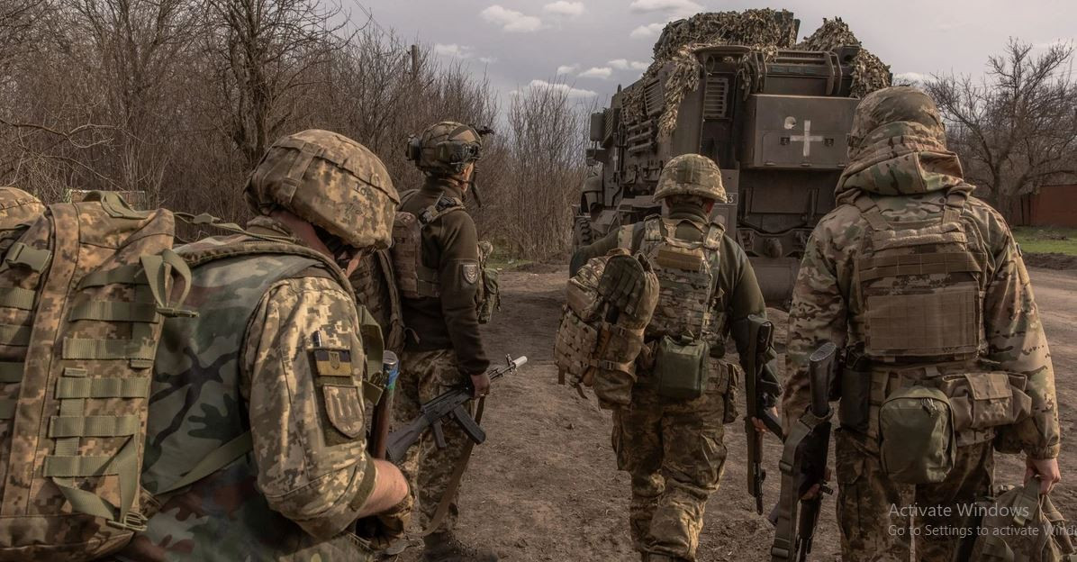 Đối mặt với cuộc tấn công của Nga, quân Ukraine không chịu ngồi yên chờ chết. Theo kênh TG của Ukraine, Quân đội Ukraine đã nhanh chóng tập trung sức mạnh 6 lữ đoàn để mở đợt phản công mạnh mẽ và tái chiếm thành công một phần thành phố Volchansk.